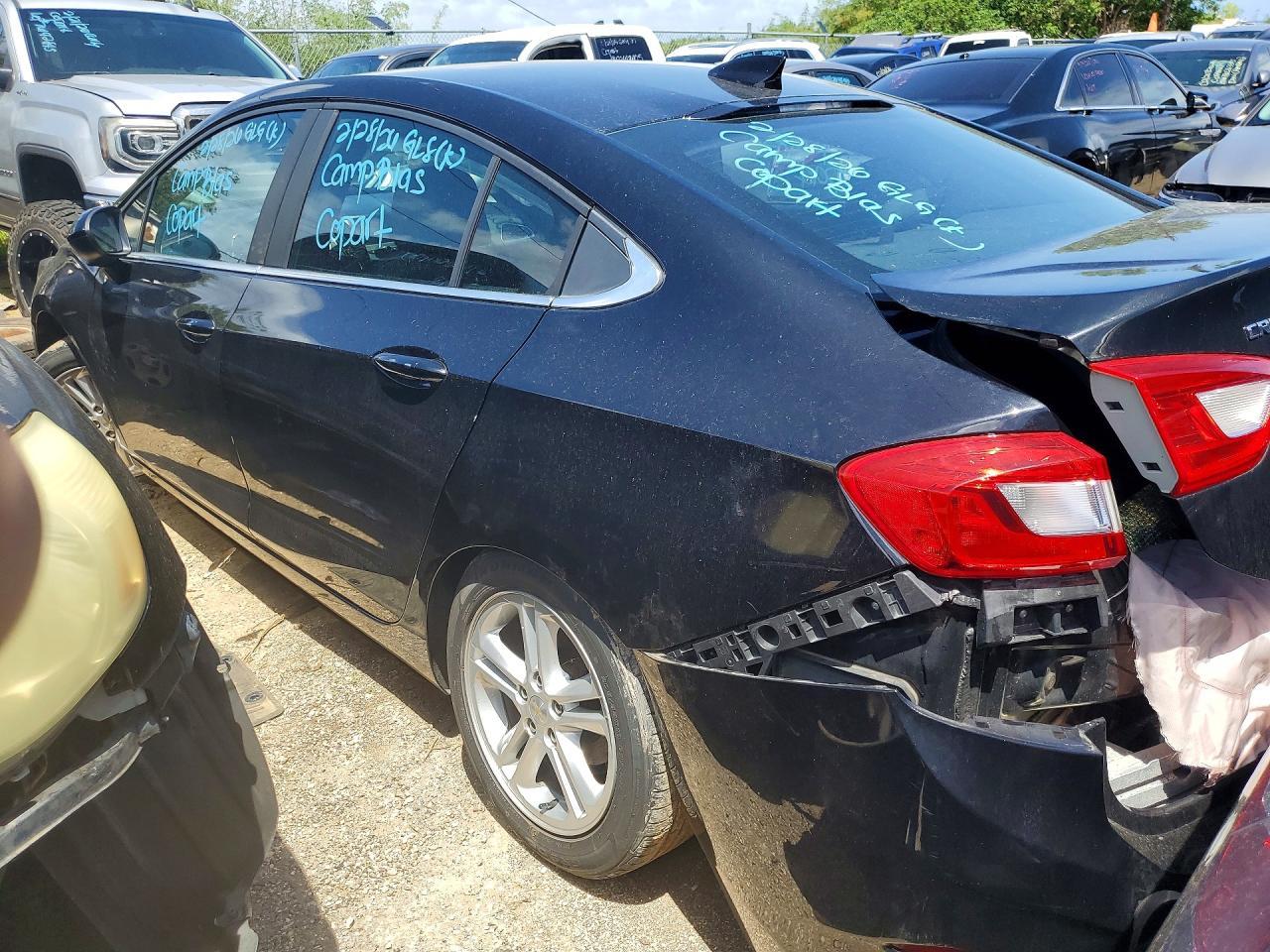 2017 Chevrolet Cruze Lt - Image 2