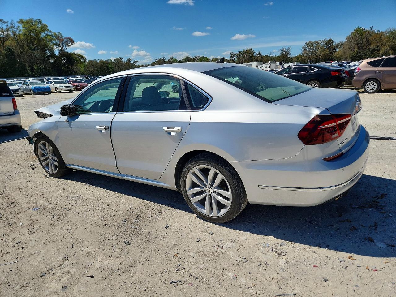 2018 Volkswagen Passat Se - Фото 2