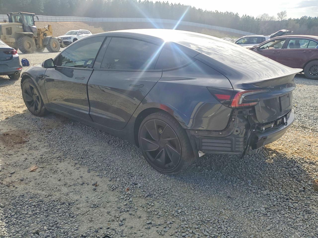 2025 Tesla Model 3 - Фото 2