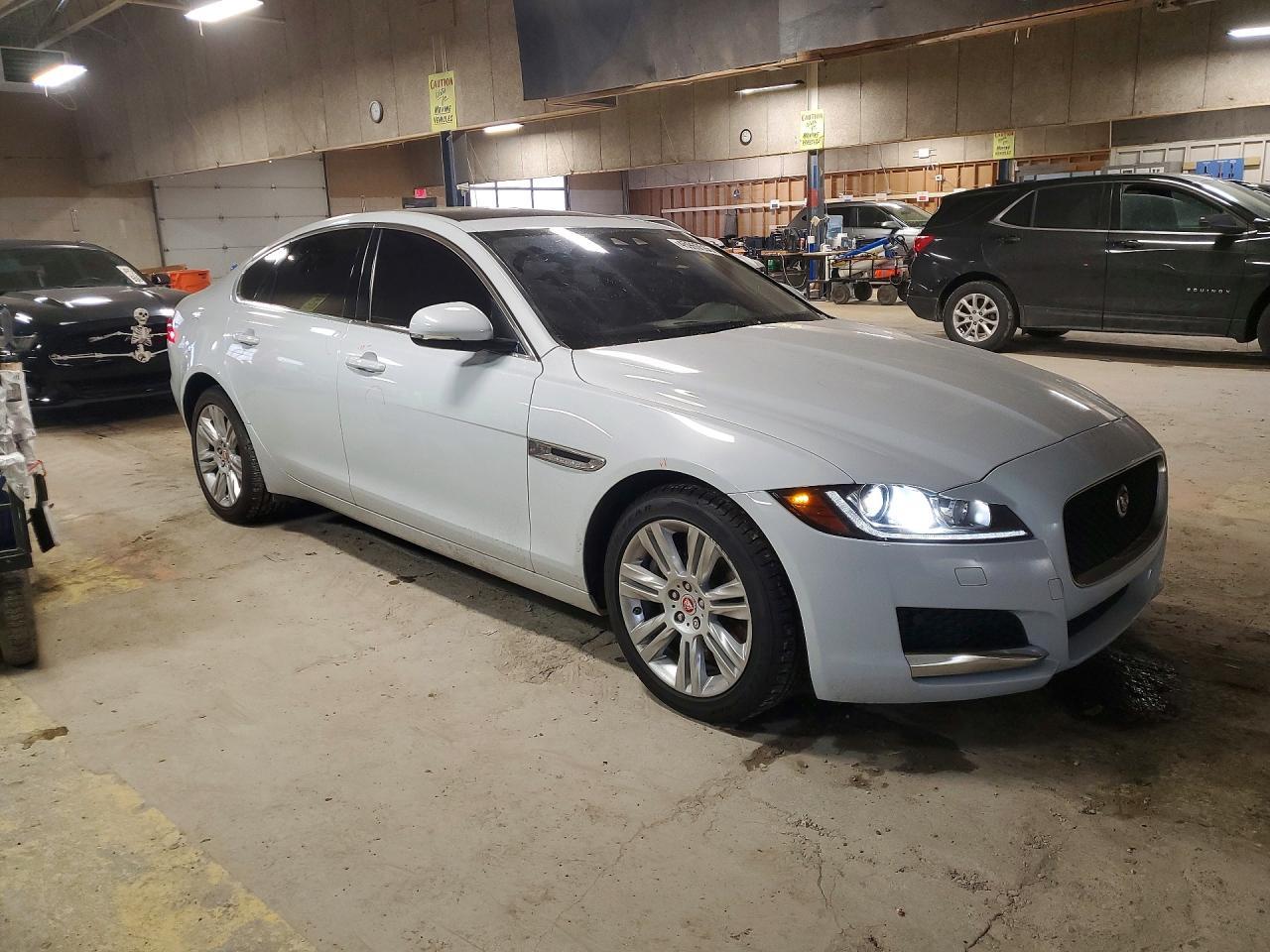 2017 Jaguar Xf Premium - Image 4