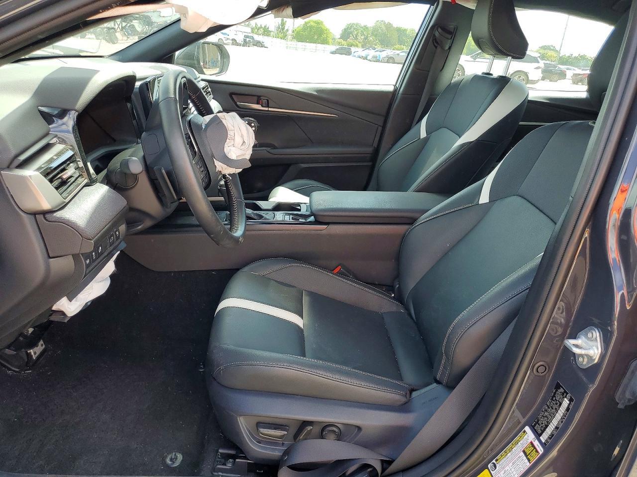 2025 Toyota Camry Se - Image 7