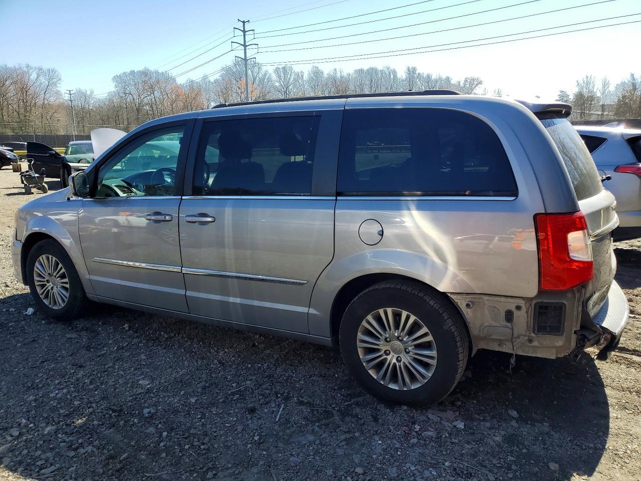 2014 Chrysler Town & Country Touring L - Фото 2