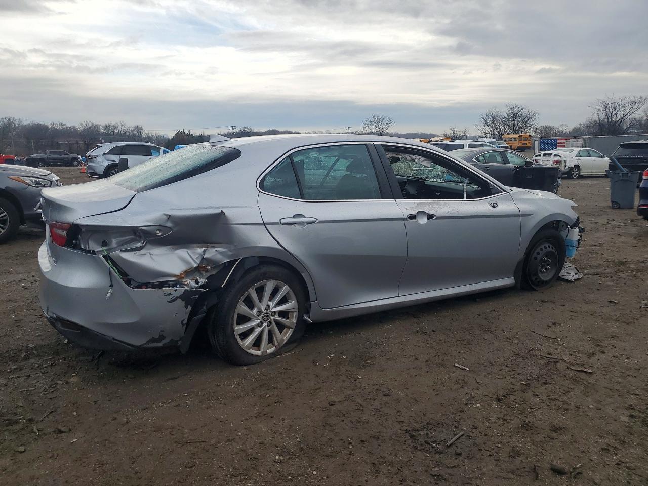 2023 Toyota Camry Le - Фото 3