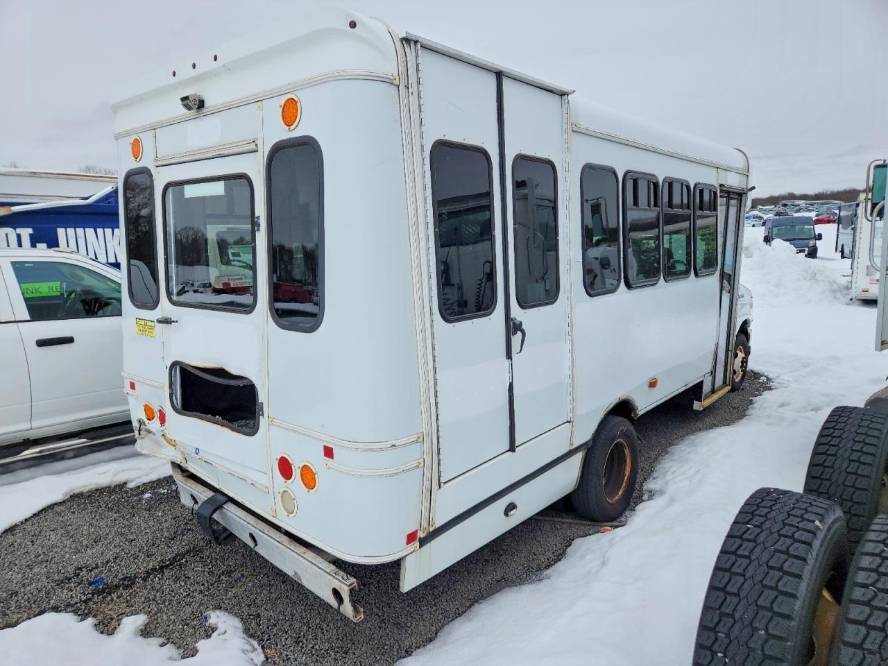 2016 Ford E450 Shuttle Bus - Image 4