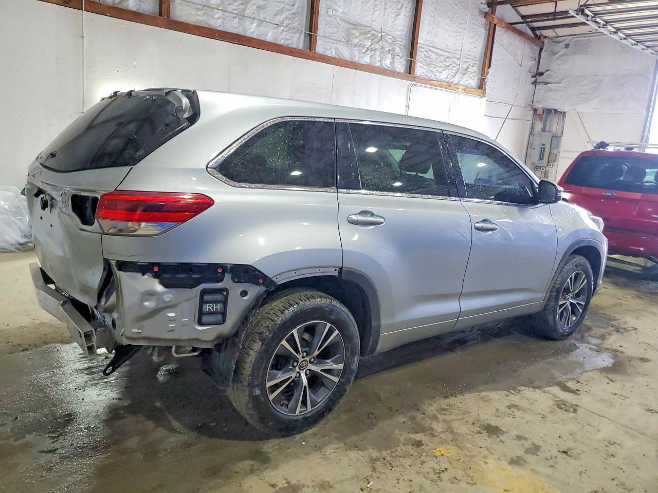 2017 Toyota Highlander Le - Фото 3