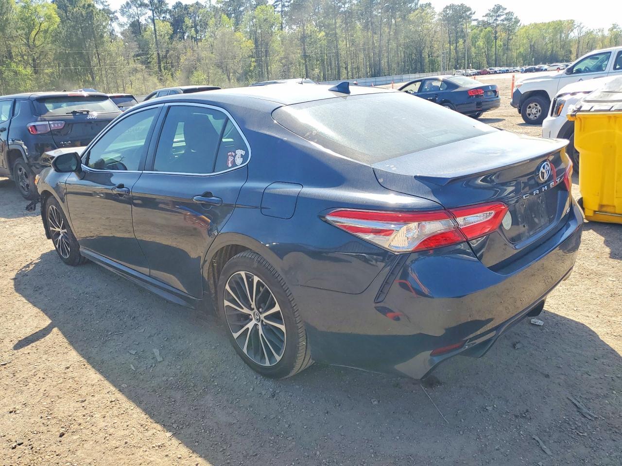 2019 Toyota Camry Se - Фото 2
