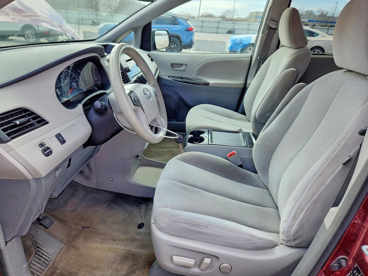 2014 Toyota Sienna Le 8-Passenger - Фото 7