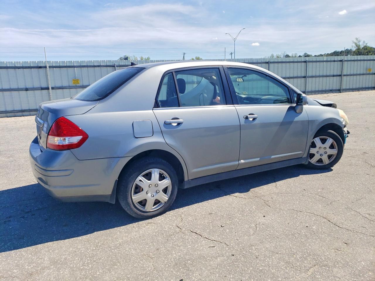 2009 Nissan Versa 1.8 S - Image 3