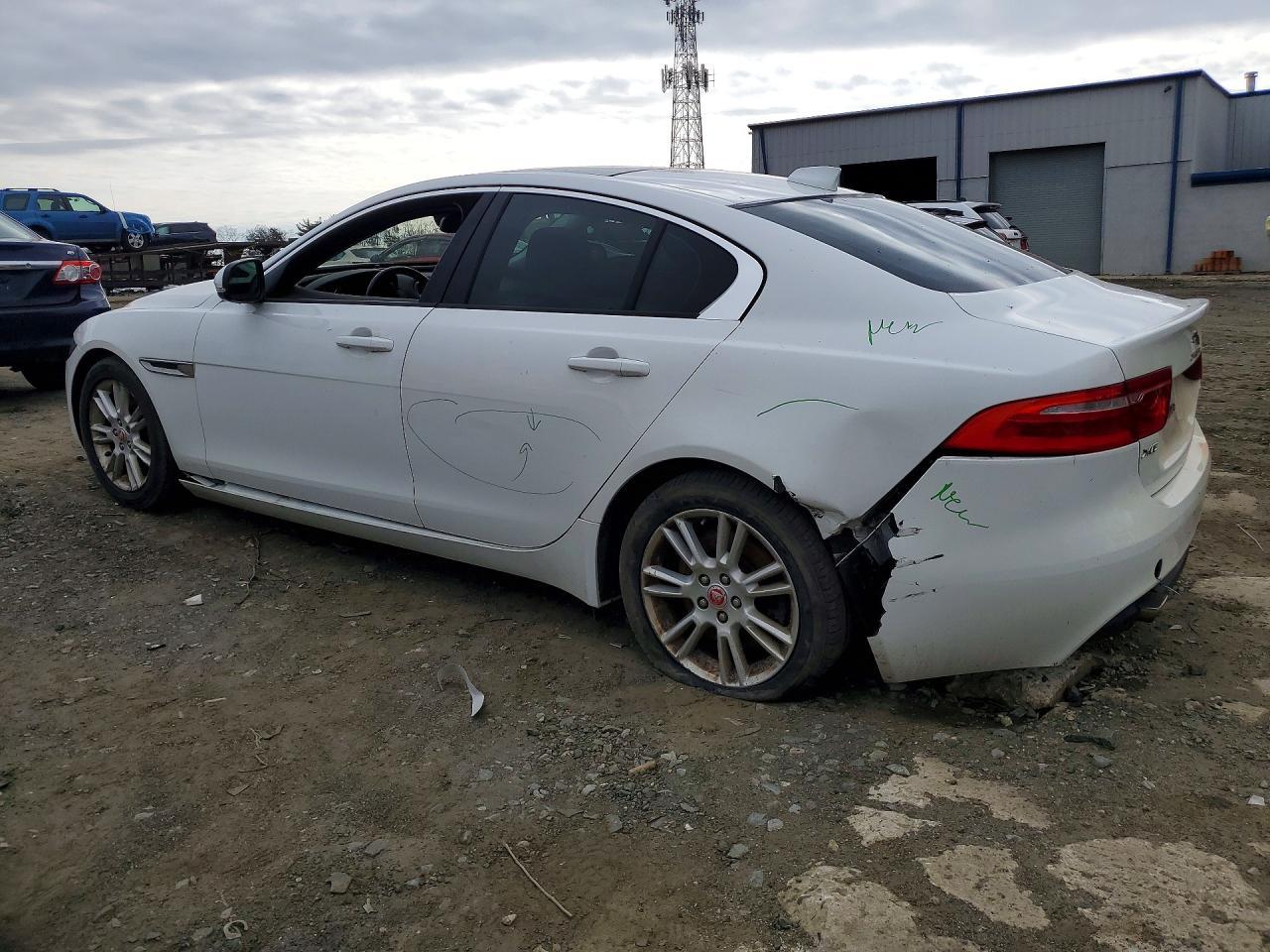 2017 Jaguar Xe Premium - Фото 2