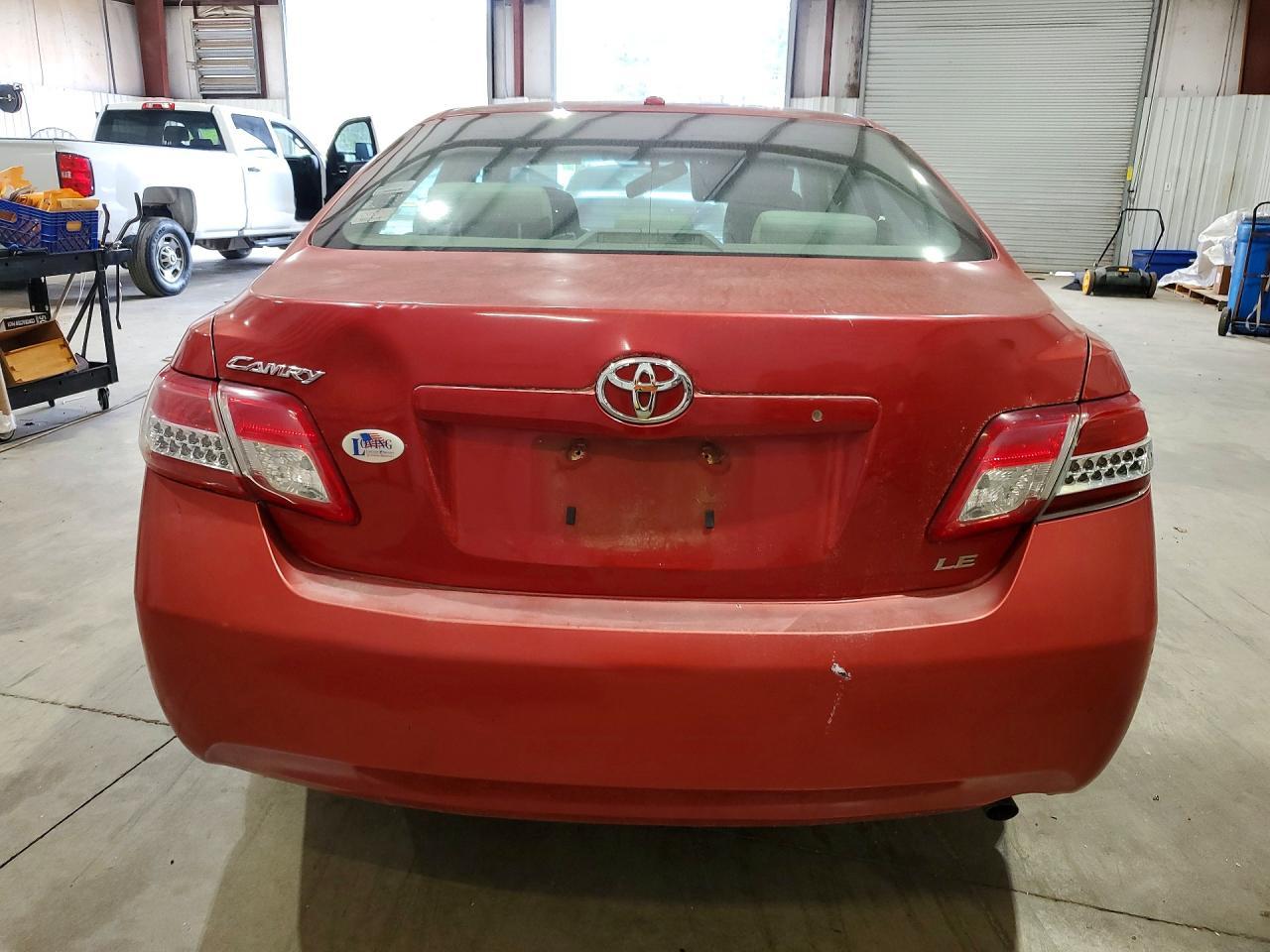 2011 Toyota Camry Le - Фото 6