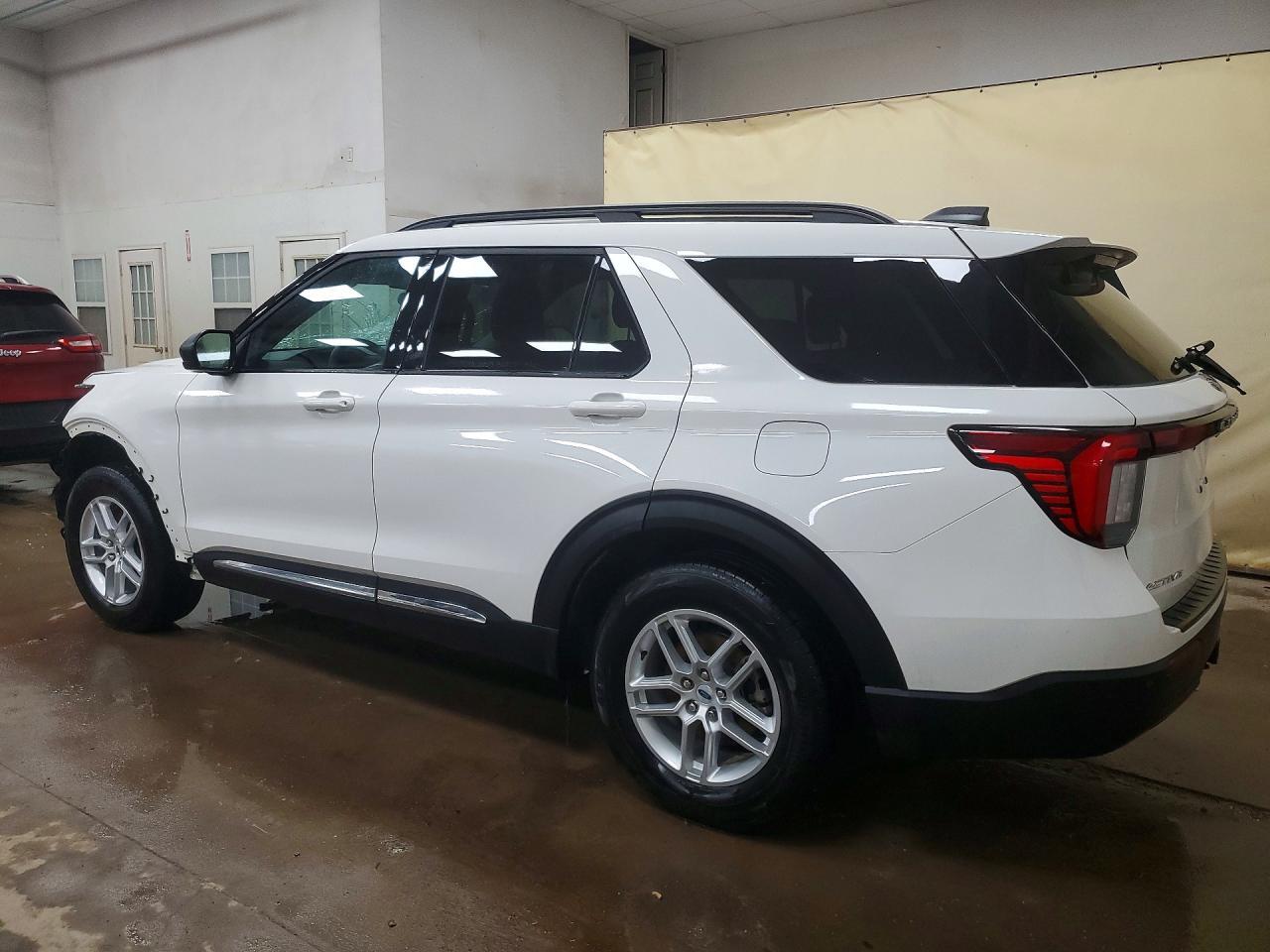 2025 Ford Explorer Active - Фото 2