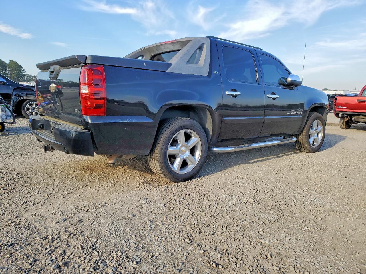 2008 Chevrolet Avalanche K1500 - Image 3