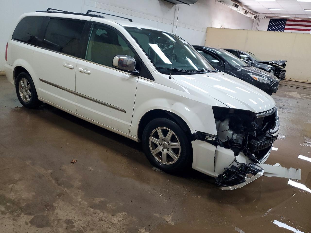 2011 Chrysler Town & Country Touring L - Фото 4