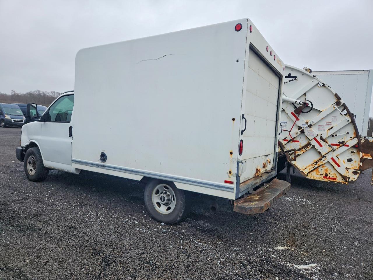 2009 GMC Savana Cutaway G3500 - Фото 2