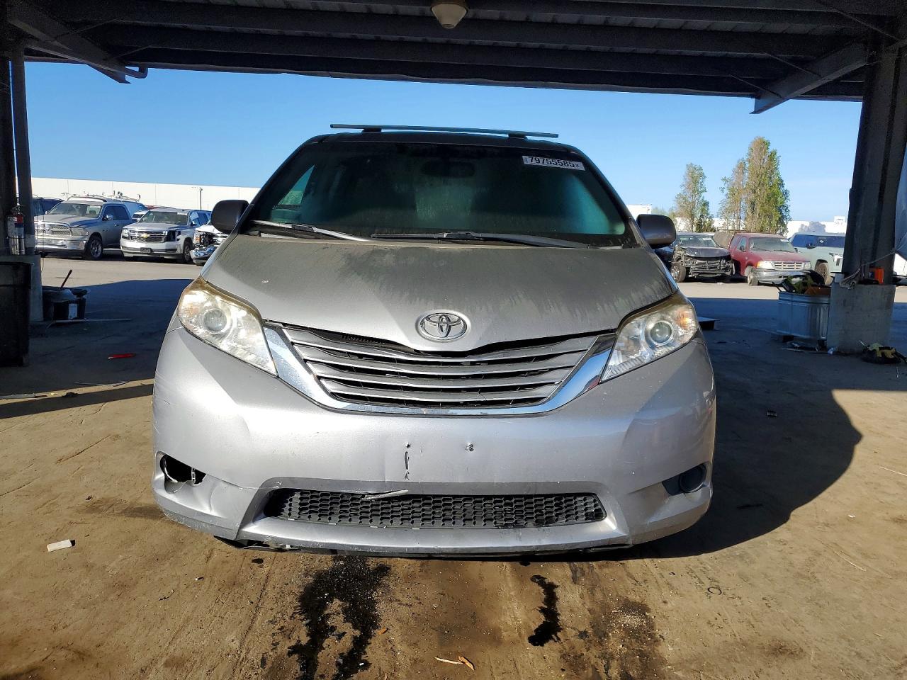 2015 Toyota Sienna Le 8-Passenger - Image 5