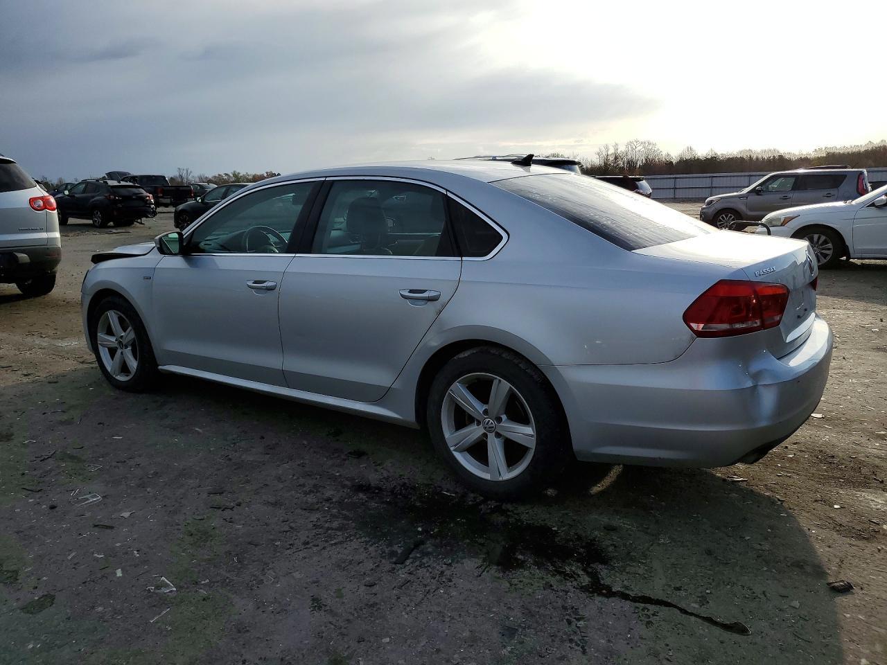 2015 Volkswagen Passat S - Фото 2