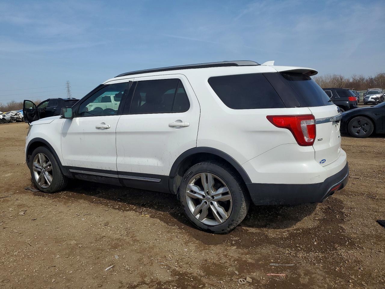 2016 Ford Explorer Xlt - Фото 2