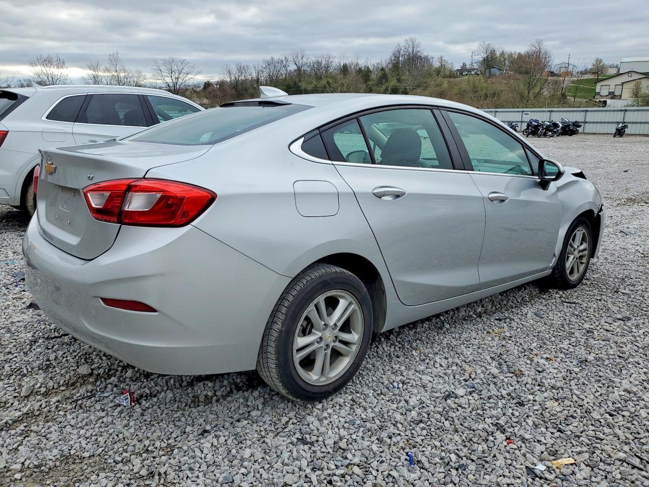 2018 Chevrolet Cruze Lt - Image 3