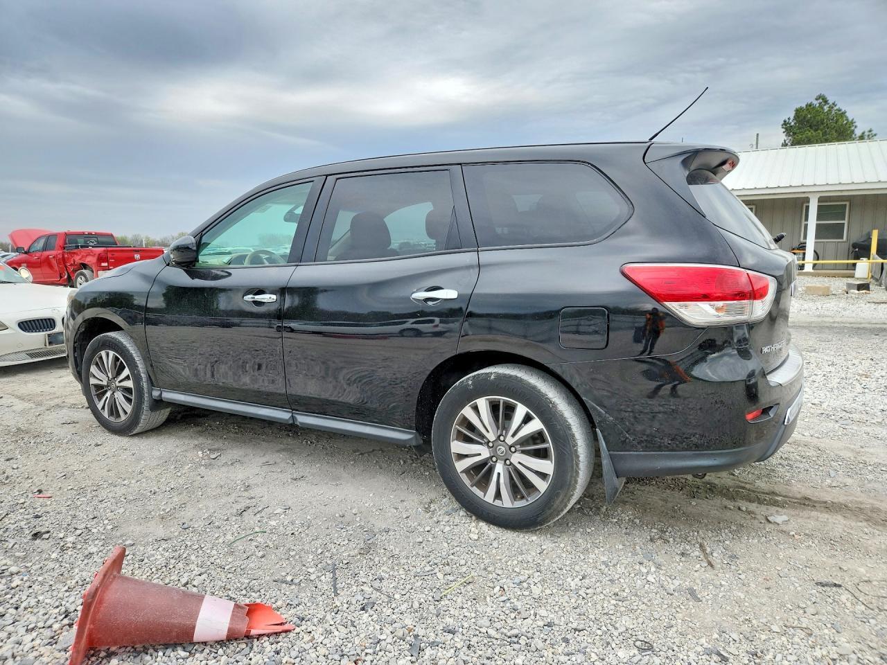 2014 Nissan Pathfinder S - Image 2