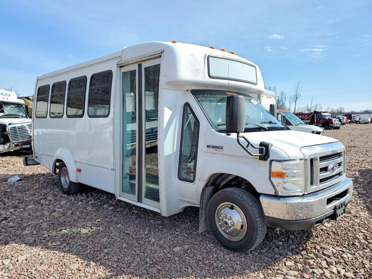 2017 Ford Econoline E350 Super Duty Cutaway Van