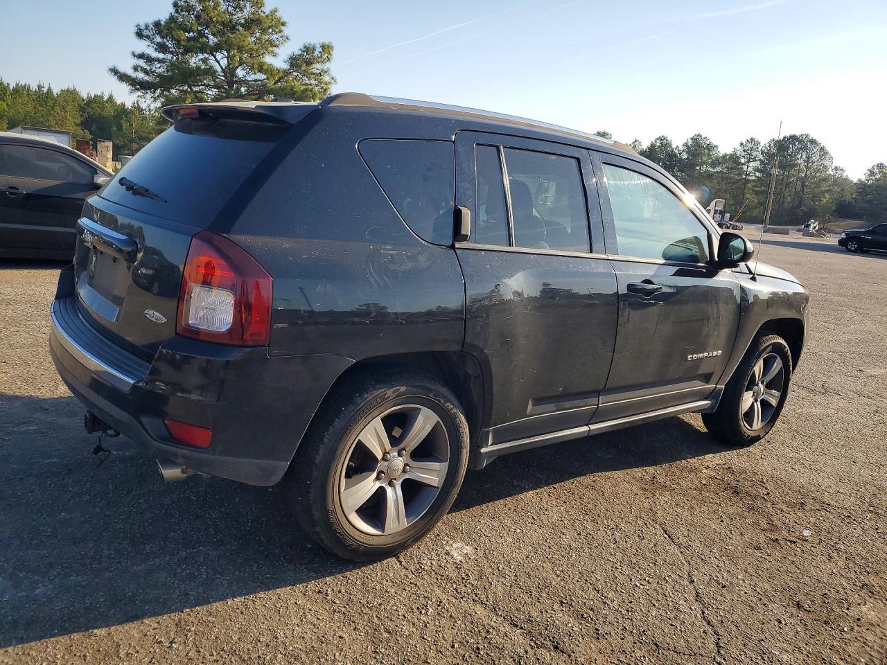 2017 Jeep Compass Latitude - Image 3