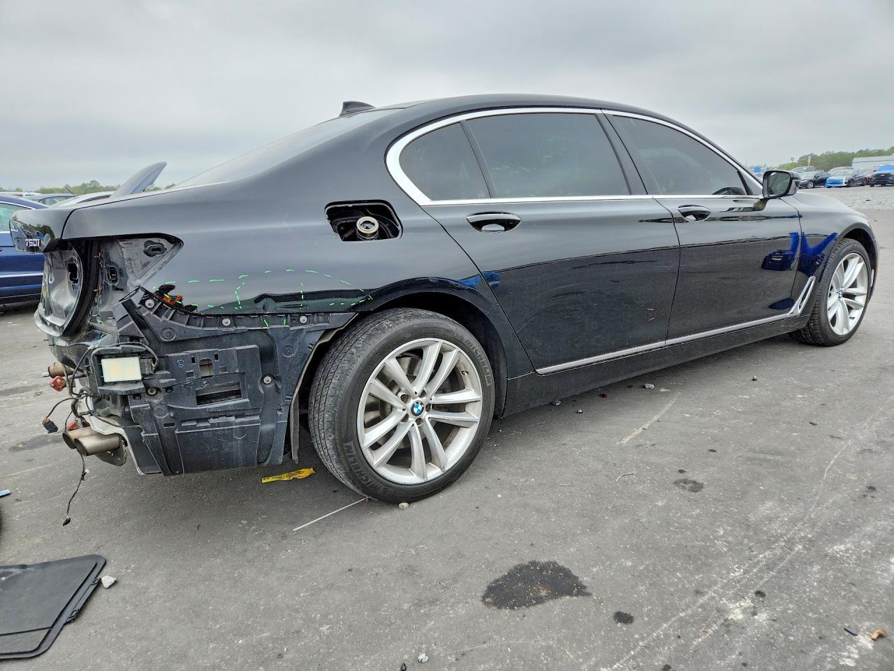 2016 BMW 750 Xi - Image 3