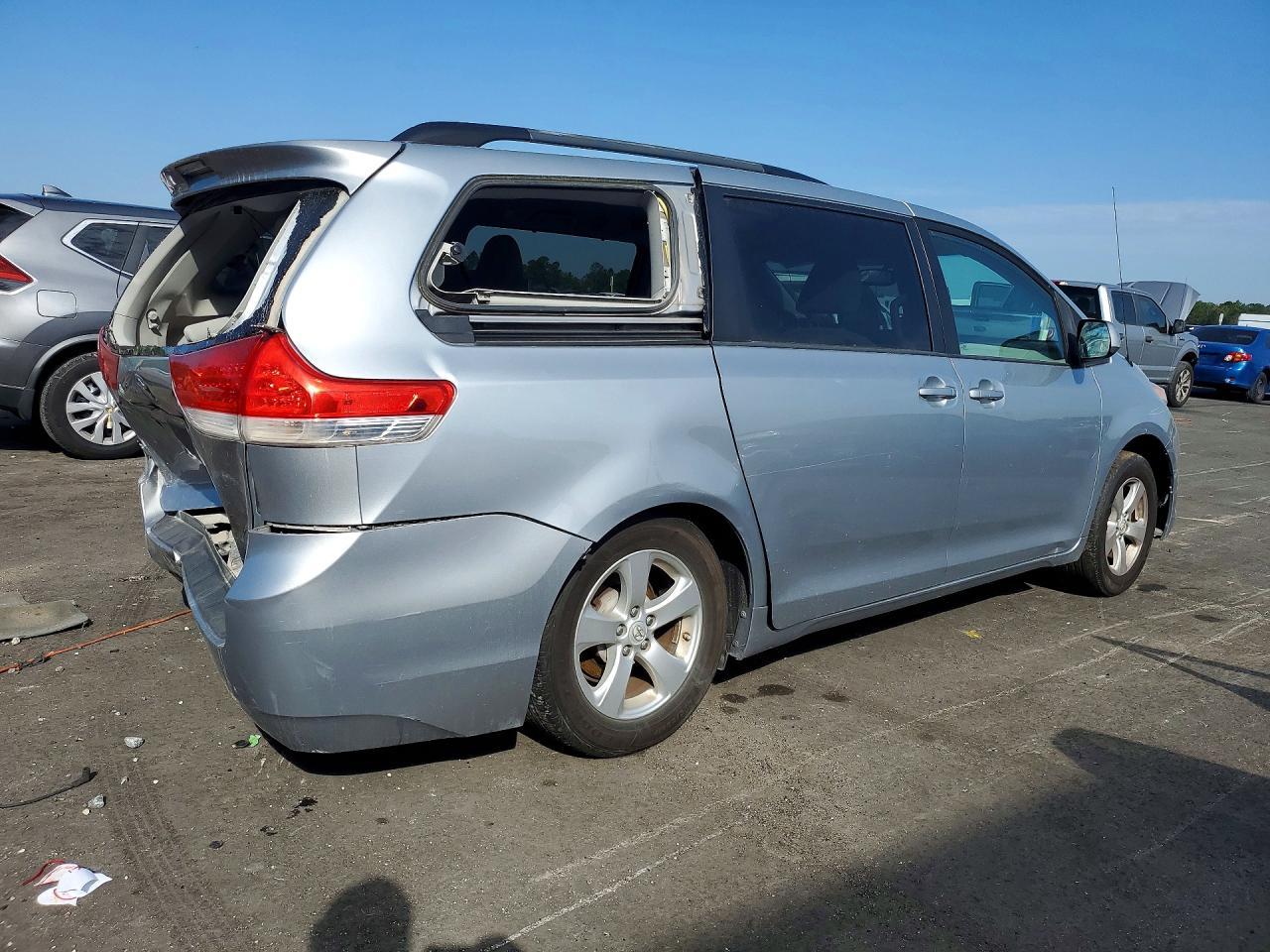 2014 Toyota Sienna Le 8-Passenger - Image 3