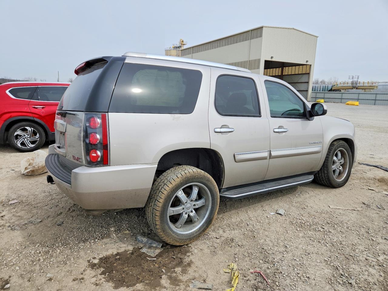 2007 GMC Yukon Denali - Image 3