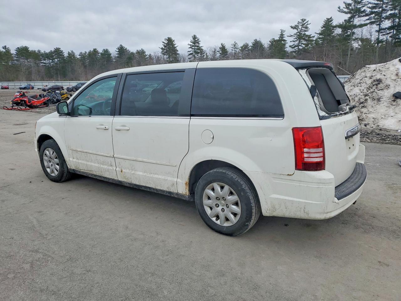 2010 Chrysler Town & Country - Image 2