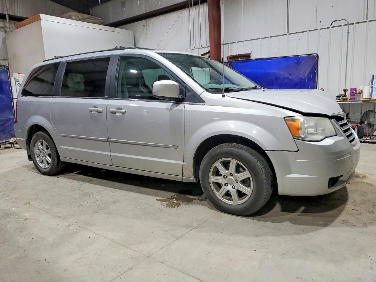 2010 Chrysler Town & Country Touring - Фото 4