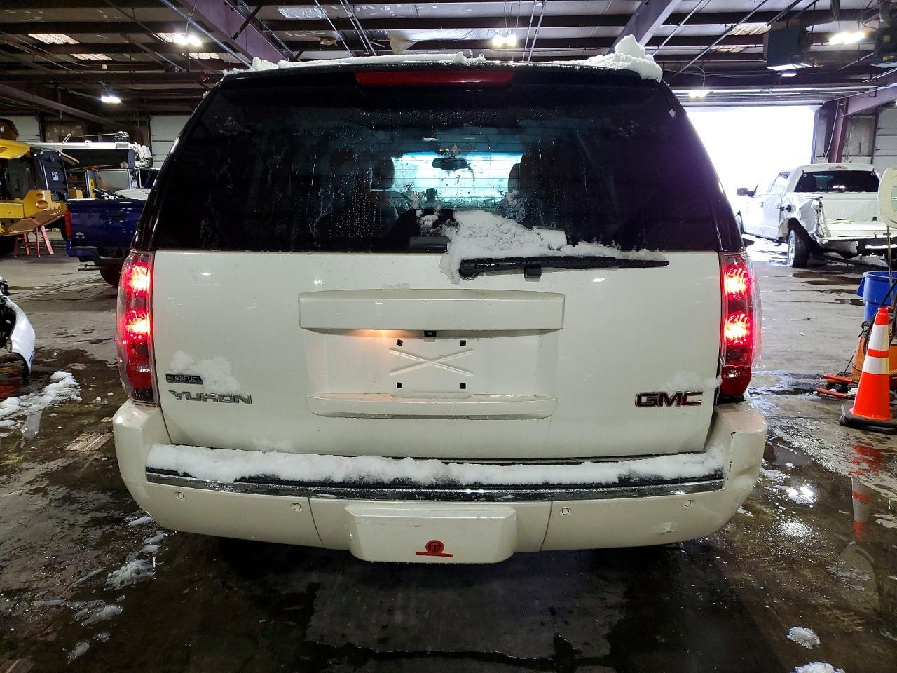2011 GMC Yukon Denali - Фото 6