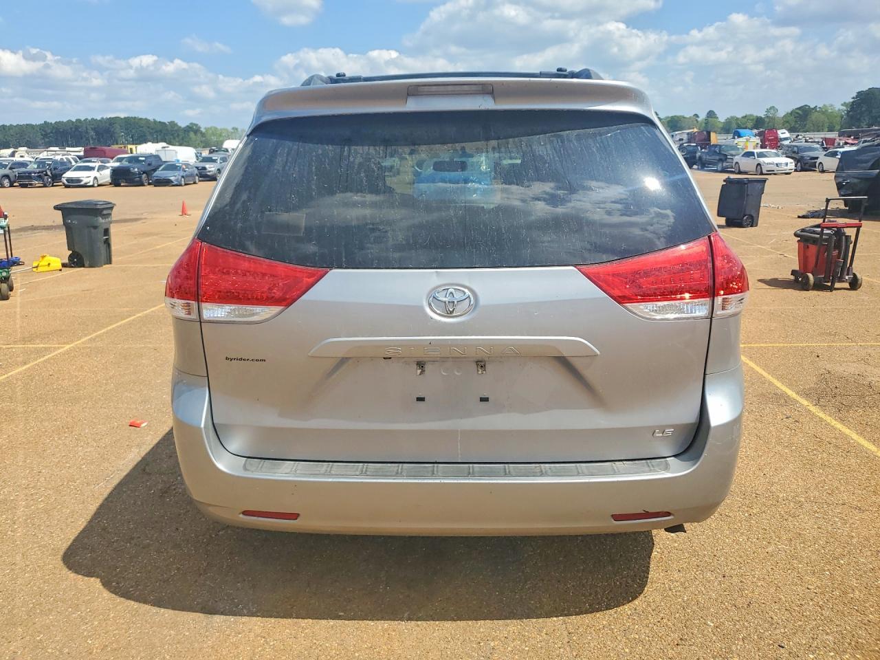2011 Toyota Sienna Le 8-Passenger - Фото 6