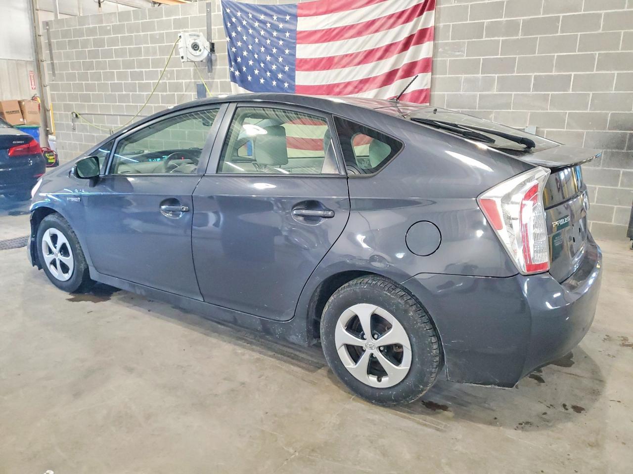 2013 Toyota Prius Two - Фото 2