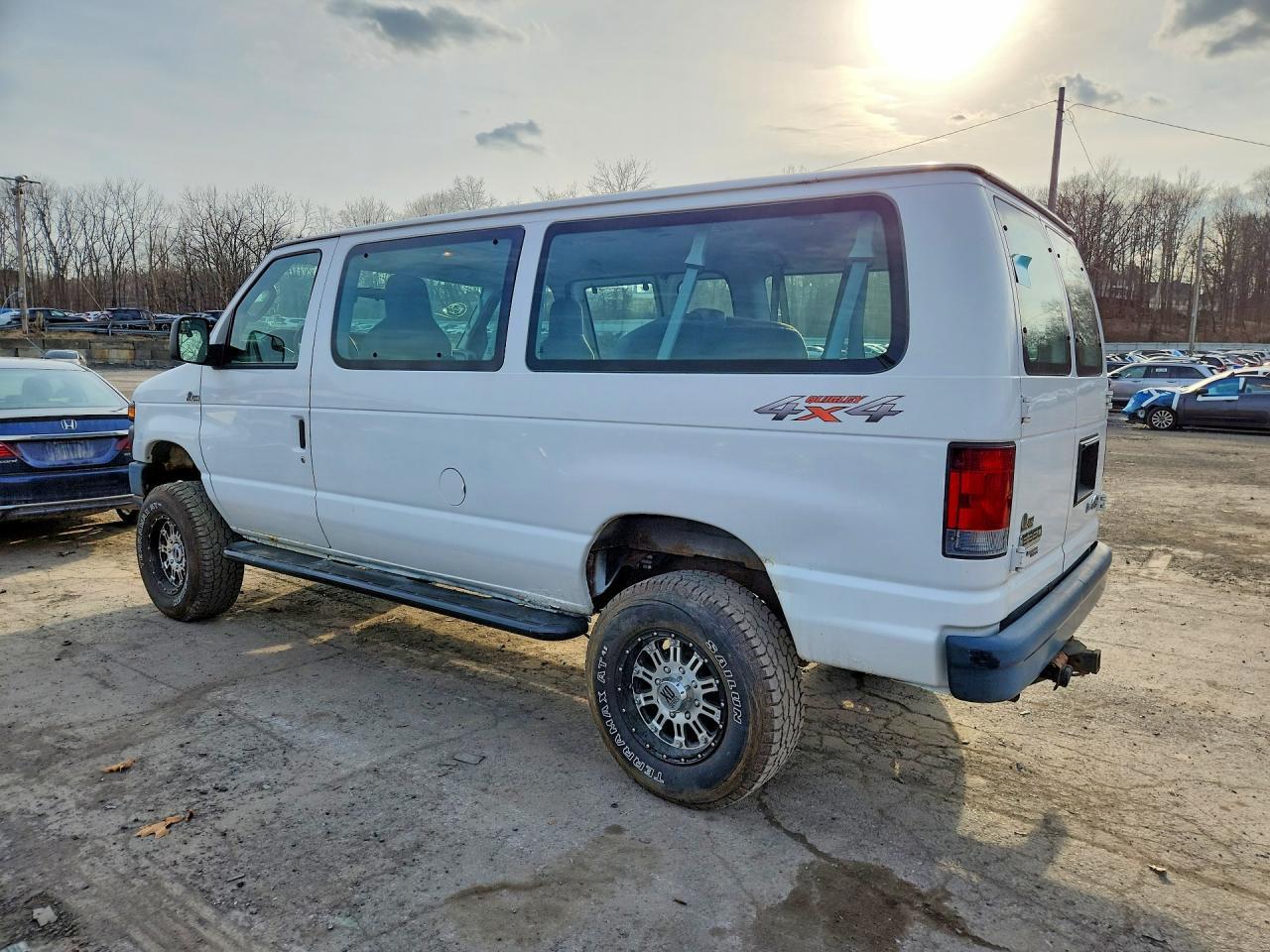 2012 Ford Econoline E350 Super Duty Wagon - Фото 2