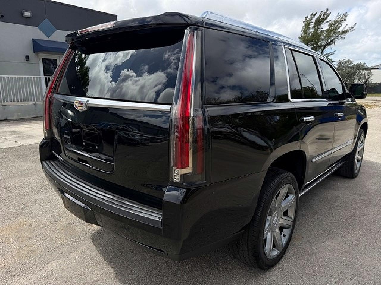 2019 Cadillac Escalade Premium Luxury - Image 3