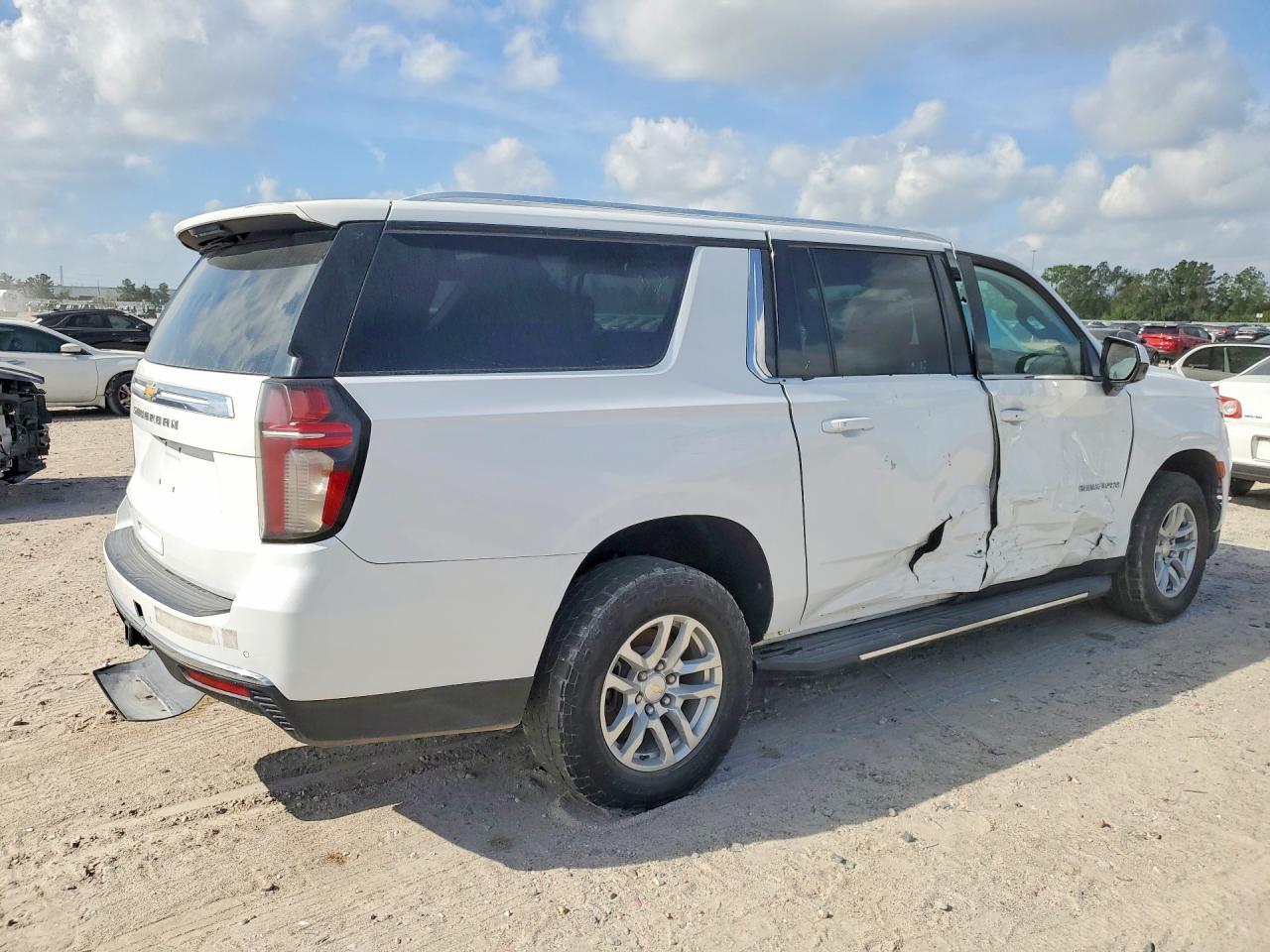 2021 Chevrolet Suburban K1500 Ls - Фото 3