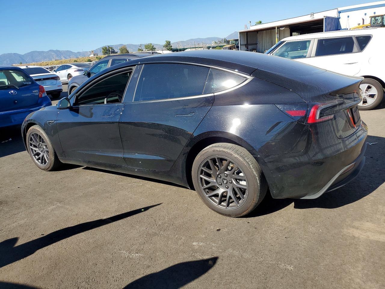2025 Tesla Model 3 - Фото 2