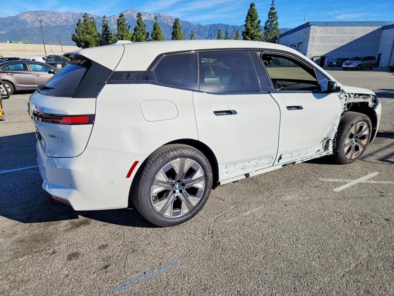2026 BMW Ix xDrive45 - Фото 3
