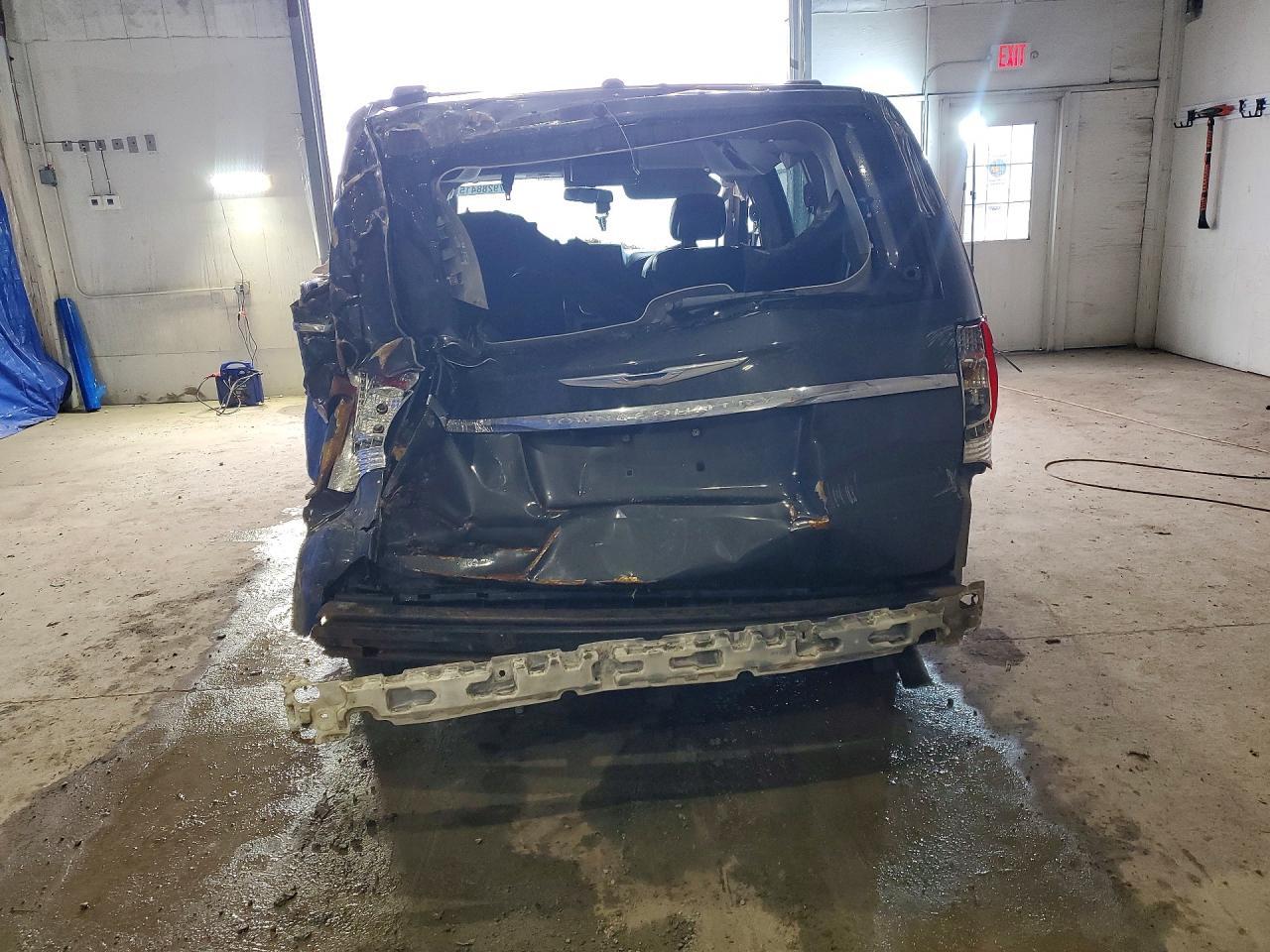 2012 Chrysler Town & Country Touring - Фото 6