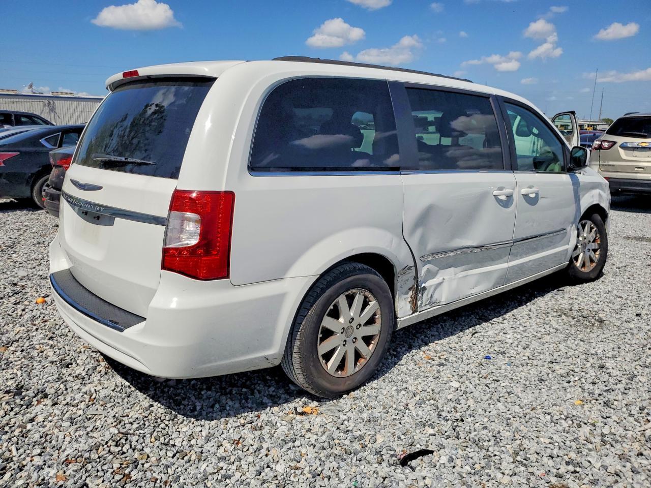 2016 Chrysler Town & Country Touring - Фото 3