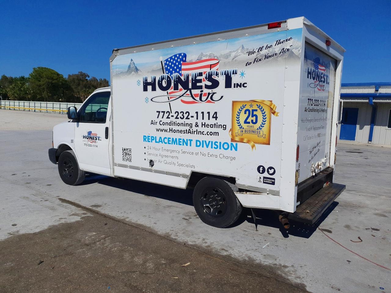 2005 GMC Savana Box Truck - Image 2