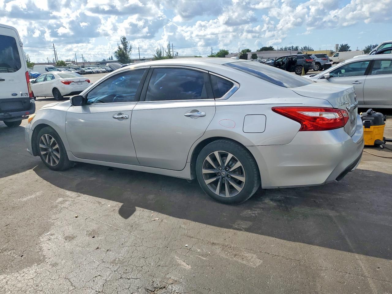 2017 Nissan Altima 2.5 Sv - Image 2