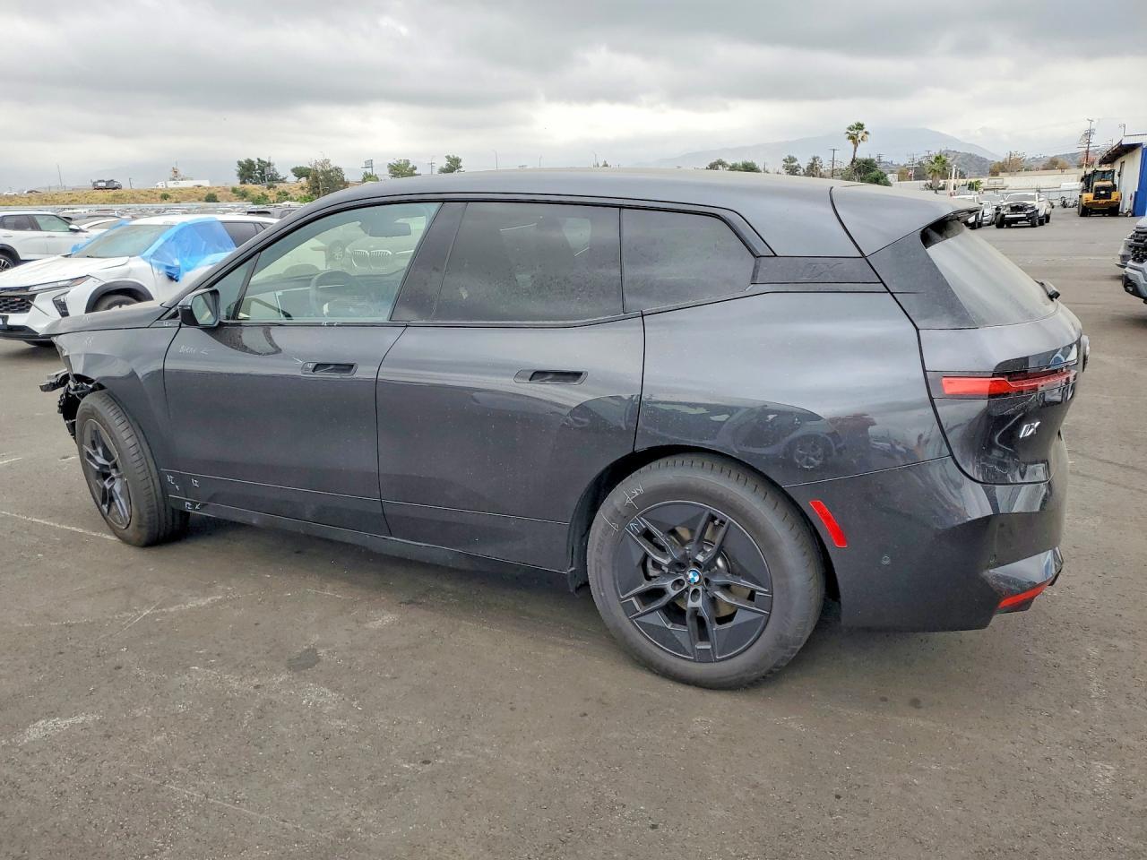 2026 BMW Ix xDrive45 - Фото 2