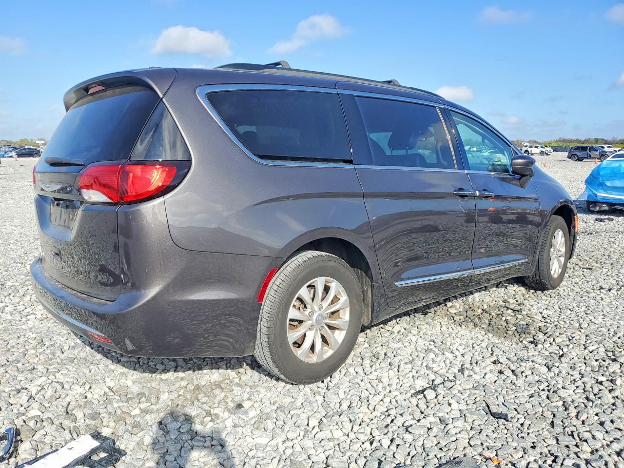 2017 Chrysler Pacifica Touring L - Фото 3
