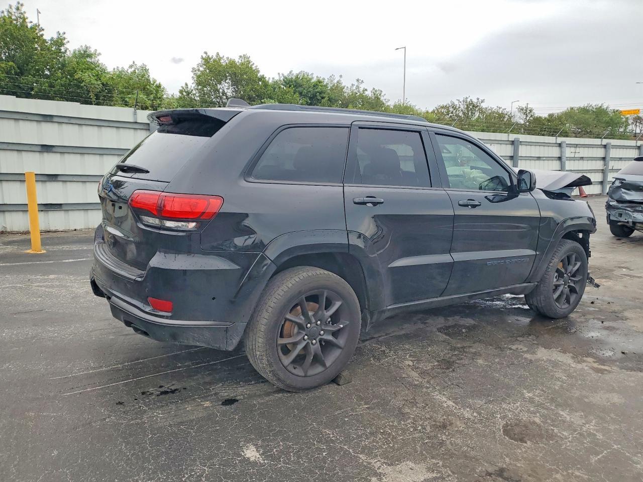 2019 Jeep Grand Cherokee Laredo - Image 3
