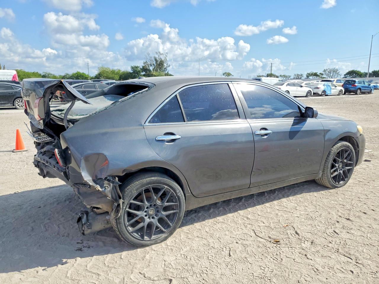 2010 Toyota Camry Le - Image 3