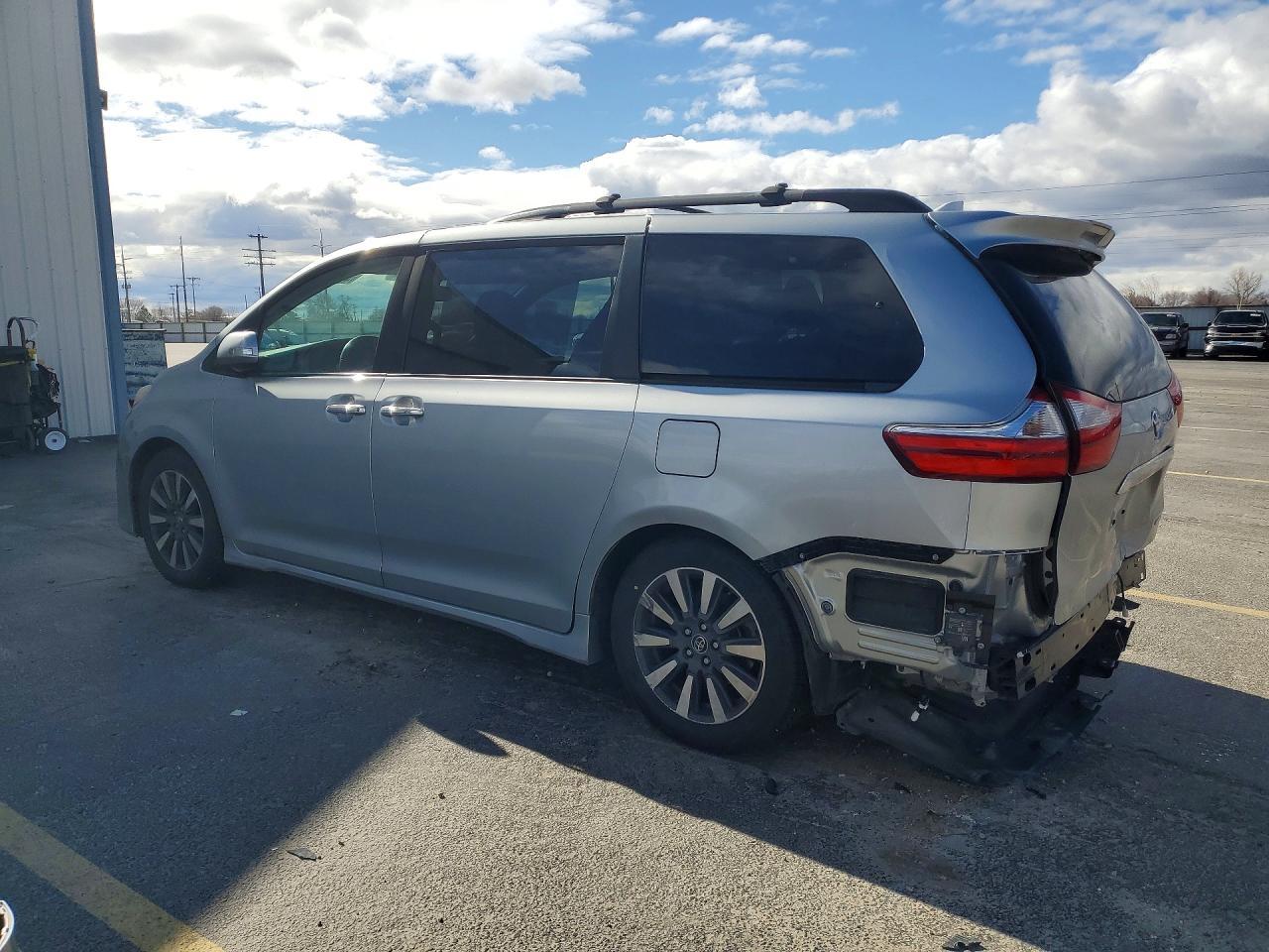 2019 Toyota Sienna - Image 2