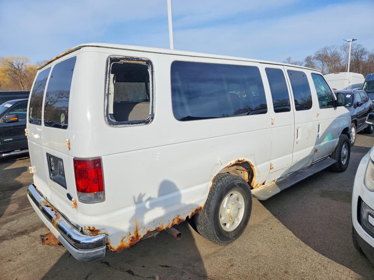 2004 Ford Econoline E350 Super Duty Wagon - Фото 3