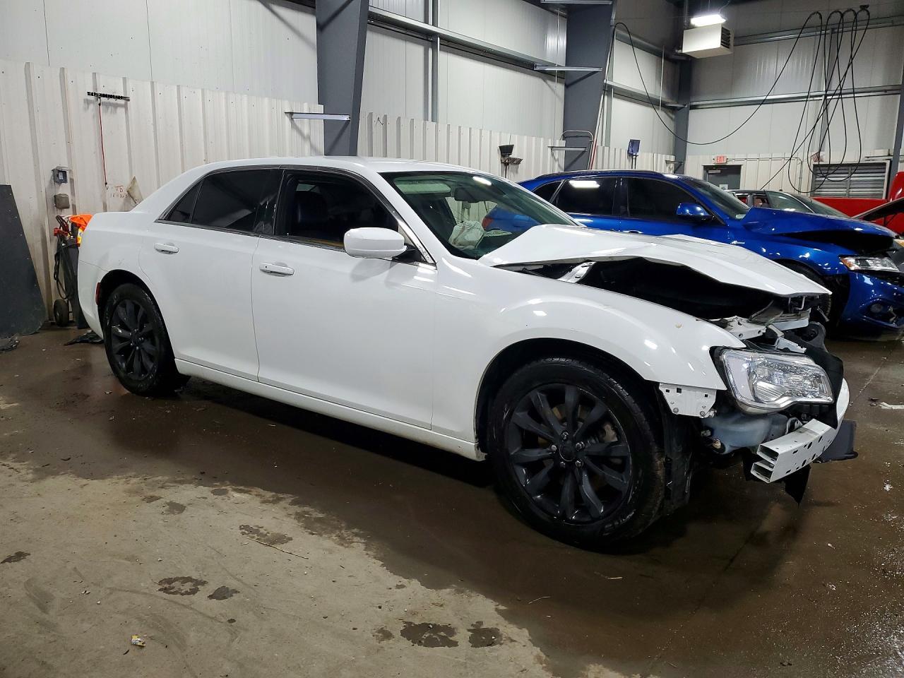 2017 Chrysler 300 Limited - Фото 4