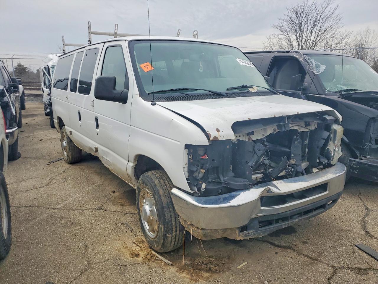2012 Ford Econoline E350 Super Duty Wagon - Image 4